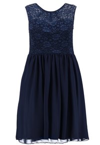 Robe navy avec un corsage en dentelle, un décolleté en rounded et une jupe en chiffon fluide. Le tissu a une texture lisse avec une taille froncée.