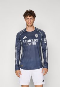 Maglia da calcio a maniche lunghe blu navy con accenti verde chiaro, con logo "Emirates Fly Better" e strisce adidas sulle maniche. Tessuto morbido e dal tocco textured.