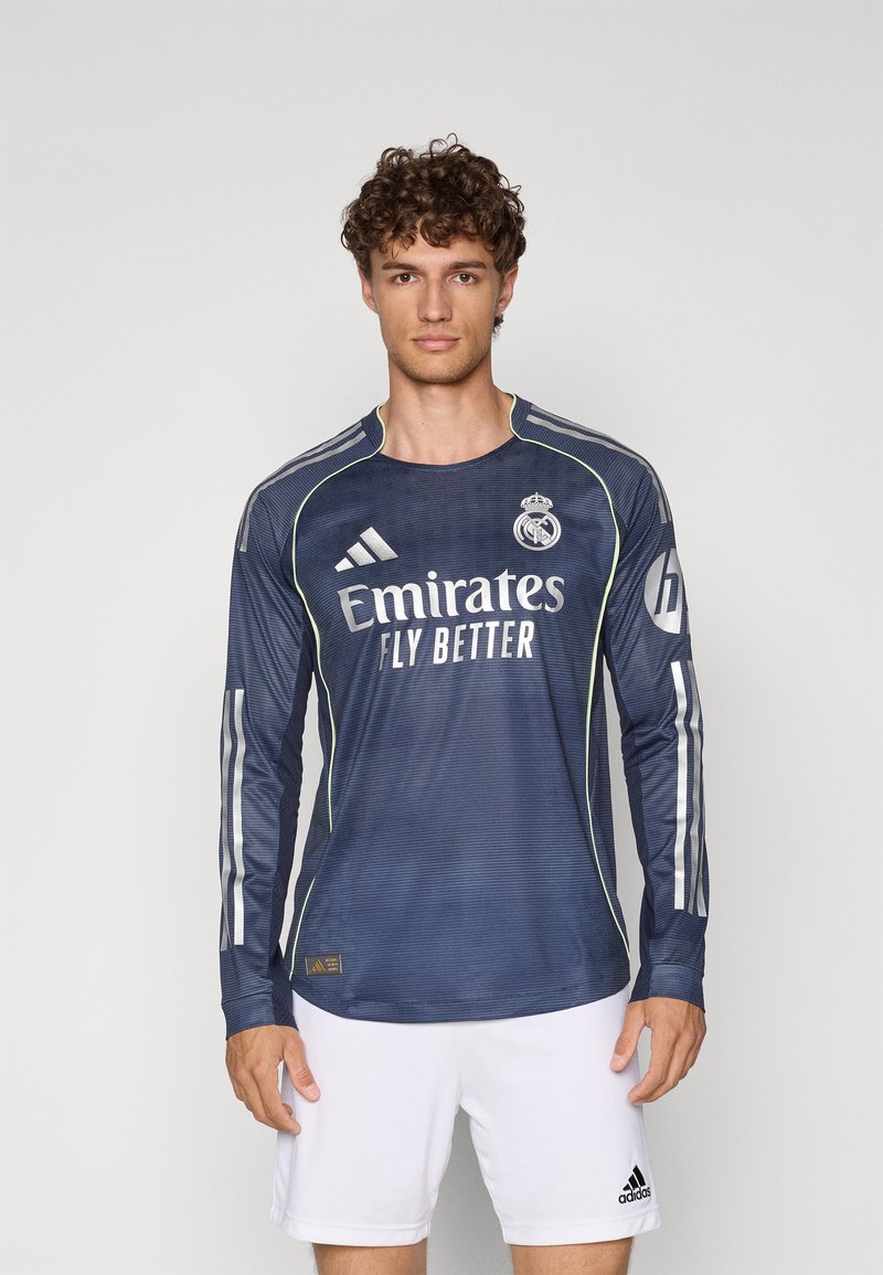 Maglia da calcio a maniche lunghe blu navy con accenti verde chiaro, con logo "Emirates Fly Better" e strisce adidas sulle maniche. Tessuto morbido e dal tocco textured.