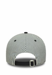 Baseballkappe mit einem gestreiften Muster in Beige und Marineblau, schwarzem verstellbarem Riemen auf der Rückseite und einer runden Krone.