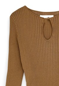 pruun soonikuga kudum tops, millel on ümar kaelus ja võtmeaugu detail. Pikad varrukad ja tekstureeritud kangas annavad vormitud välimuse.