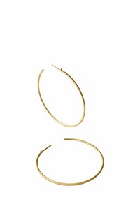 Pendientes de aro de oro con un diseño delgado y suave. Los aros presentan un ligero acabado texturizado y un cierre seguro para un uso fácil.