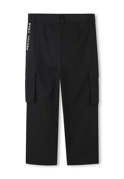 Pantaloni cargo neri con taglio dritto, dotati di due tasche laterali, materiale morbido e logo bianco "MARC JACOBS" lungo il lato.