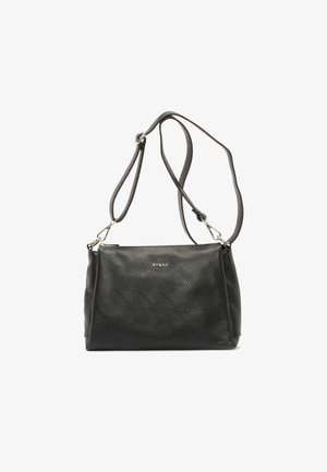 Crna torbica od teksturirane kože s podesivim remenima za rame i zlatnim logotipom. Kompaktni pravokutni oblik, minimalistički dizajn.