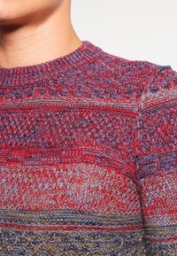 Gestrickter Pullover in Rot-, Blau- und Beigetönen; mit strukturierten Mustern und horizontalen Streifen; runder Ausschnitt und geripptem Saum.