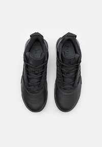 Mustat urheilukengät, joissa on nahka- ja verkkomateriaali, teksturoidut yksityiskohdat, litteät nauhat ja rei'itetty koristelu varpaankohdassa.