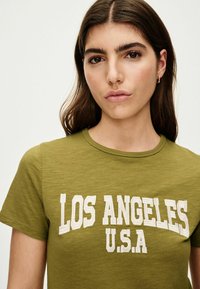 Next SLIM FIT SHORT SLEEVE  - Marškinėliai su spaudiniu - khaki green