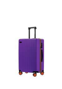 Lila Hartschalenkoffer mit vertikalen Rillen, schwarzem ausziehbarem Griff, orangefarbenen Reißverschlussakzenten und vier orangefarbenen Rollen für Mobilität.