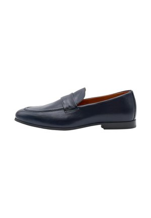 Mocassino da uomo in pelle blu navy con tacco basso, design slip-on e cinturino sulla parte superiore, mostrato di profilo.