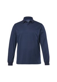 Tumman sininen pitkähihaisella polo-paidalla, jossa on teksturoitu muotoilu, taitettu kaulus ja kahden napin lista. Ribattuja hihansuita, joissa on huomaamaton logo kauluksessa.