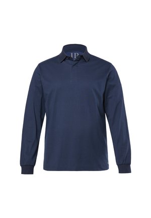 Ein marineblaues Langarm-Polohemd mit strukturiertem Design, umgeschlagenem Kragen und einer Knopfleiste mit zwei Knöpfen. Gerippte Bündchen mit einem dezenten Logo innen am Kragen.