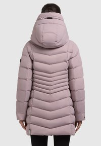 Abrigo largo acolchado en rosa claro, con un cuello alto, diseño de rombos acolchados y mangas largas. Material suave y brillante con sutiles detalles de metal.