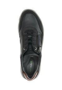 Schwarze Lederschuhe mit einer strukturierten Oberfläche, ausgestattet mit Schnürsenkeln und einem seitlichen Reißverschluss. Brauner Akzent an der Ferse. Innen zeigt ein grünes Logo.