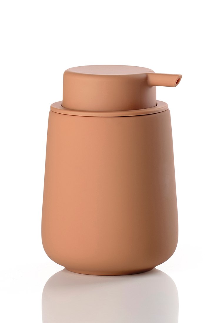 Terracotta-kleurige cilindrische container met een gladde matte afwerking, vlakke deksel en een smalle tuit voor het doseren.