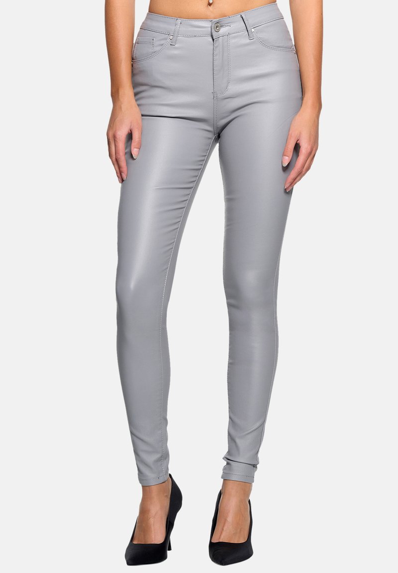 Graue Kunstlederskinnyjeans mit glatter Textur, Fünf-Taschen-Design, Reißverschluss vorne und schmalen Beinöffnungen.