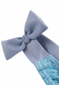 Fiocco di tessuto azzurro chiaro con finitura texturizzata, caratterizzato da un legame lavanda. Il fiocco è arricchito da una sottile lucentezza e dettagli di cucitura.