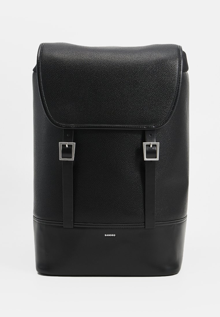 Schwarzer Leder-Rucksack mit strukturiertem Finish, ausgestattet mit einem Klappenverschluss, silbernen Schnallen und einem glatten Bodenpaneel. Logo an der Basis angebracht.