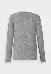 Pull gris clair à manches longues avec une texture douce et duveteuse, vu de dos sur un fond blanc uni.