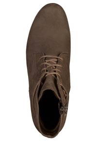 Stivaletto in suede marrone con punta tondeggiante, chiusura con lacci davanti e zip laterale. Texture liscia e design minimalista senza motivi visibili.