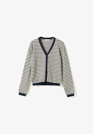 Vesty s výstrihom do V v námorníckej modrej a bielej pásikavej farbe, s dlhými rukávmi, zapínaný na gombíky na prednej strane, s lemovaním v námorníckej modrej na manžetách, spodnom okraji a výstrihu.