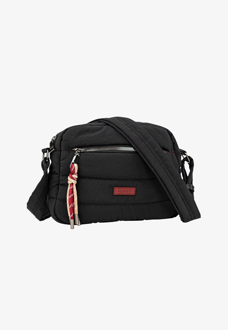 Bolso bandolera negro acolchado con correa ajustable, cierre de cremallera y detalle distintivo de borla trenzada. Cuenta con una placa de logo en rojo.