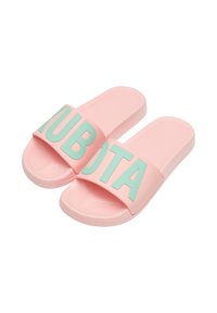 Różowe gumowe sandały z suwakiem z szerokim miętowym paskiem z wytłoczonym napisem "KUBOTA" i teksturowanym wkładem dla lepszej przyczepności.