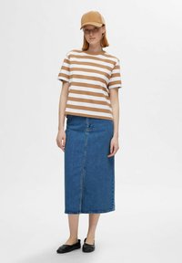 Selected Femme SLFESSENTIAL TEE - T-shirts med print - tobacco brown
