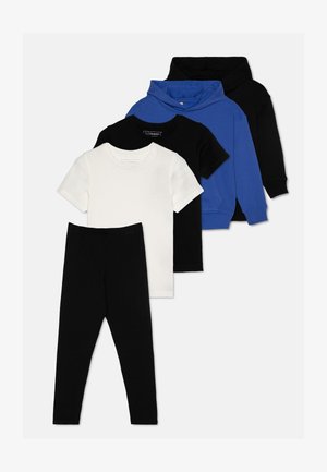 Conjunto de roupa infantil de cinco peças: camisetas de manga curta em preto e branco, leggings pretas e um hoodie azul. Tecido de algodão suave, design simples.