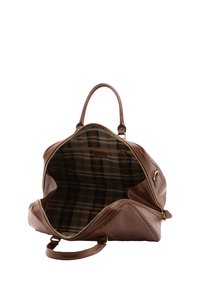 Borsa da viaggio in pelle marrone con apertura a zip, caratterizzata da un rivestimento interno a fantasia scozzese. Manici arrotondati e dettagli in hardware color oro visibili.