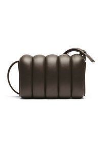 Borsa a mano in pelle marrone, con una forma arrotondata, dettagli imbottiti, una sottile maniglia circolare e un piccolo accento con una tracolla.