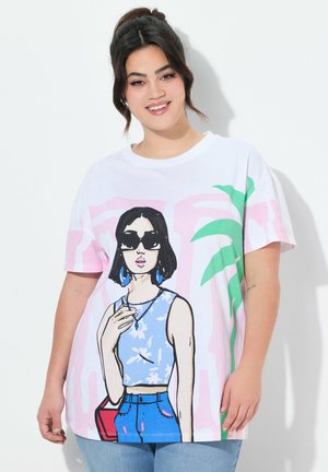 Hvid T-shirt med et farverigt grafisk motiv af en kvinde i solbriller. Designet inkluderer lyserøde og grønne accenter med et blomstermønster på toppen.