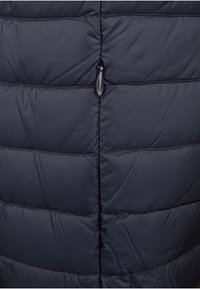 Gilet imbottito blu navy con design trapuntato e cuciture orizzontali, chiusura con zip frontale e superficie liscia, leggermente lucida.