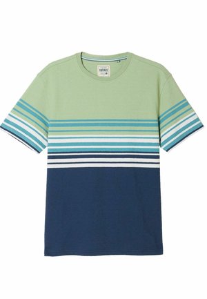 Kurzärmeliges T-Shirt mit Rundhalsausschnitt, grünem Oberteil, navyblauem Unterteil und horizontalen Streifen in Blau, Weiß und Türkis über der Brust und den Ärmeln.