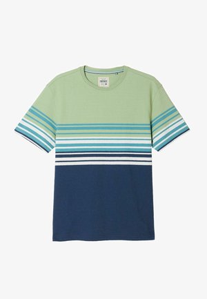 Kurzärmeliges T-Shirt mit Rundhalsausschnitt, grünem Oberteil, navyblauem Unterteil und horizontalen Streifen in Blau, Weiß und Türkis über der Brust und den Ärmeln.