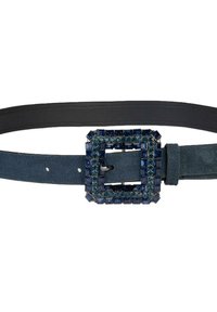 Blauwe suède riem met een grote vierkante gesp versierd met blauwe en teal stenen, met een gladde textuur en meerdere sneden voor aanpassing.