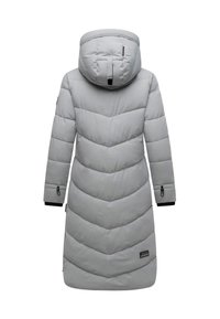 Manteau d'hiver long et léger gris clair, rembourré, avec capuche, motif en chevrons matelassé, poignets réglables et petite étiquette de la marque près de l'ourlet, vue de dos.