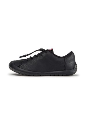 Schwarzer Low-Top-Sneaker mit strukturierter Gummisohle, einfachem Schnürverschluss, glattem Leder-Obermaterial und abgerundeter Spitze, in der Seitenansicht gezeigt.