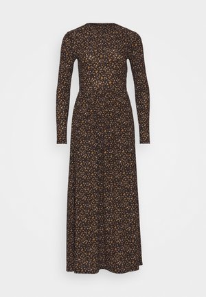 Vestido maxi de manga larga en tejido oscuro, con un patrón floral en dorado y naranja. El diseño es ceñido en la cintura y fluye hacia abajo.