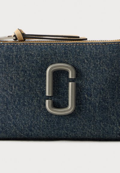 Πορτοφόλι από τζιν με μπεζ φερμουάρ και δερμάτινη τριχιά, με μεταλλικό λογότυπο διπλού J μπροστά.