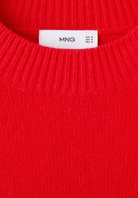 Rdeča pletena pulover s rebrastim okroglim ovratnikom. Vsebuje tekstilno nalepko z informacijami o velikosti, na kateri je prikazan logotip "MNG". Mehka tekstura.