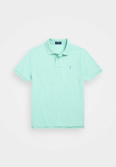 Πόλο μπλουζάκι σε απαλό μέντα χρώμα, φτιαγμένο από βαμβάκι, με γιακά, κοντά μανίκια και μικρό λογότυπο στο στήθος. Λείο υλικό.