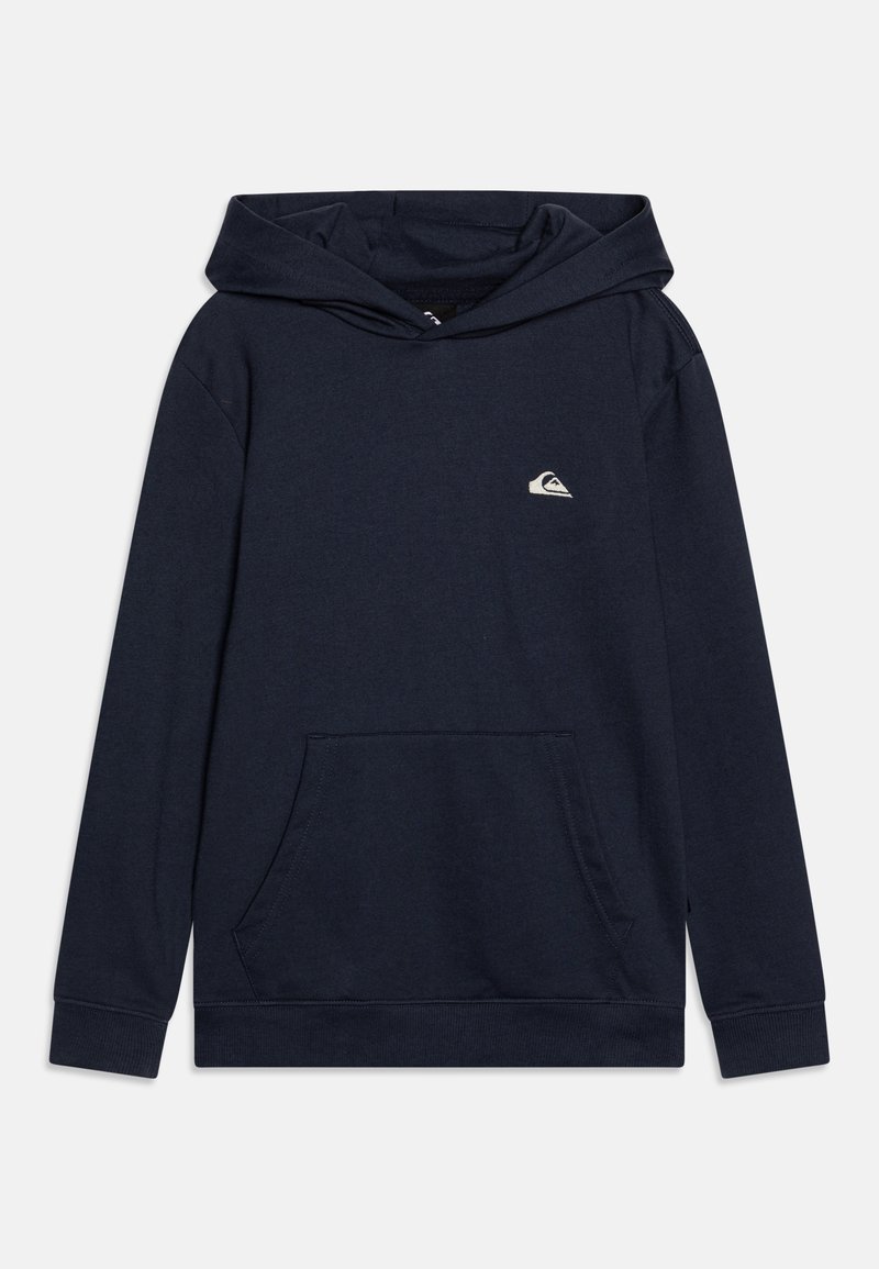 Felpa navy in morbido tessuto, con tasca frontale e un piccolo logo bianco sul lato sinistro del petto. Maniche lunghe con polsini a coste.