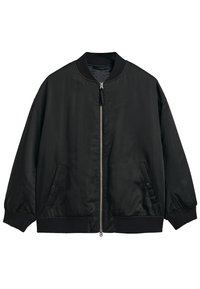 Blouson aviateur noir avec une finition lisse et brillante, poignets et col côtelés; doté d'une fermeture éclair frontale et de deux poches latérales. Design simple et épuré.