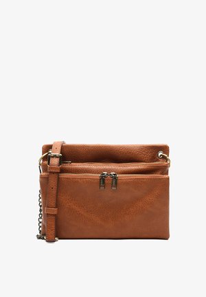 Smeđa kožna torba preko ramena s teksturiranim završetkom, koja sadrži dva odvojena odjeljka s patentnim zatvaračem, podesivu traku i akcenti od zlatne boje.