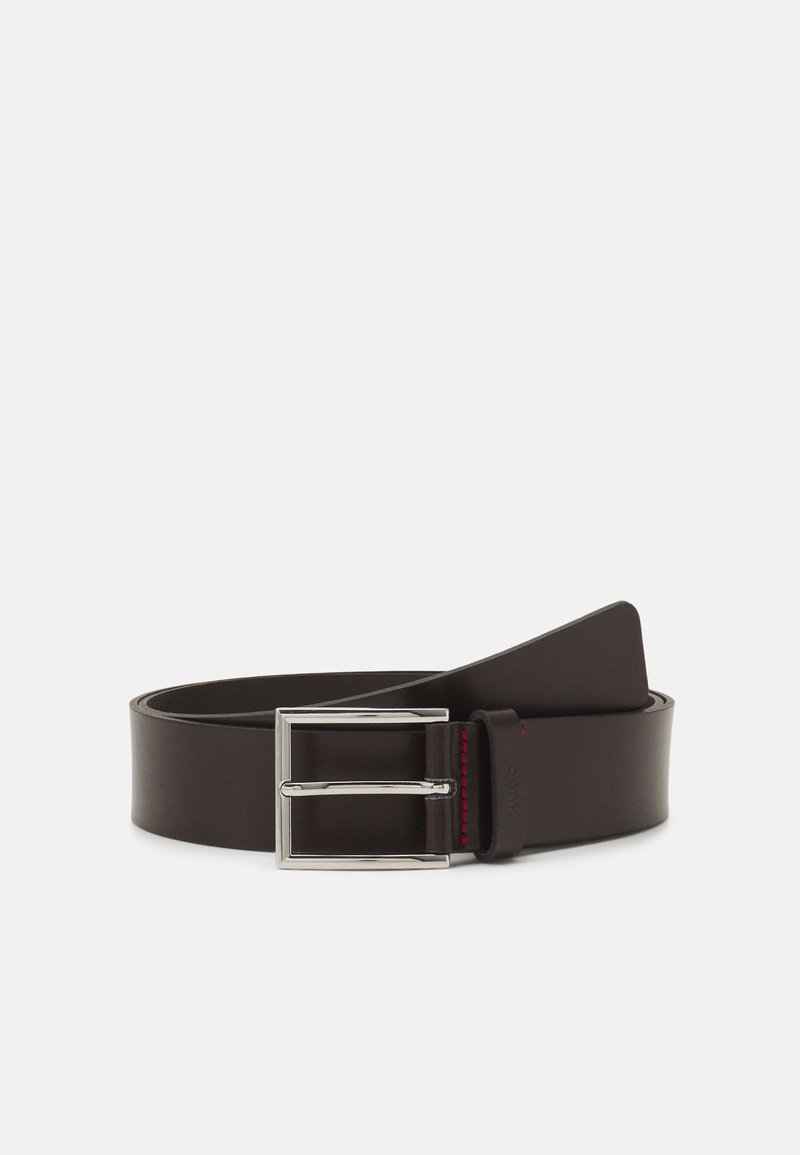 Bruine leren riem met een zilveren rechthoekige gesp, met een rode accent op de lus. Vlakke, gladde textuur met een klassiek ontwerp.