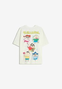T-shirt blanc présentant cinq personnages de dessin animé colorés avec de grands yeux et des visages expressifs, texte japonais au-dessus des personnages.