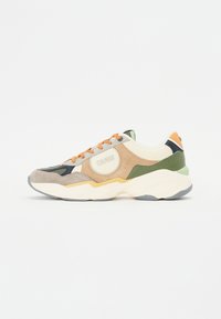 Beige, zöld és narancs kiegészítőkkel rendelkező sneaker, domború kialakítással, velúr és hálós anyagokból, valamint logóval az oldalon.