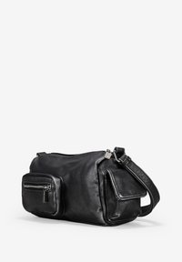 Bolso de cuero negro con forma rectangular, que cuenta con un bolsillo con cremallera en la parte frontal, correa de hombro ajustable y sutiles detalles de costura.
