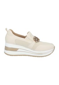 Beige Slipper-Sneaker mit einem Netzpanel, verziert mit einem dekorativen Juwelenmuster, ausgestattet mit einer Keilsohle und weißen sowie beigen Akzenten.
