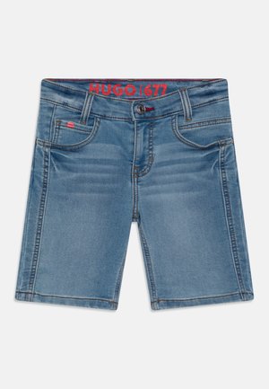 Lys blå denim shorts med regular fit, fem lommer og en rød logo-linning. Slidte detaljer på fronten og bagsiden.